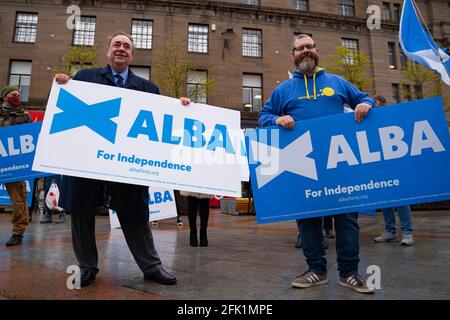 Dundee, Schottland, Großbritannien. 27. April 2021. Alex Salmond, der Vorsitzende der Alba-Partei, trifft in Dundee, einer heute stark für die Unabhängigkeit engagierten Stadt, lokale YES-Aktivisten und Unterstützer. Iain Masterton/Alamy Live News Stockfoto