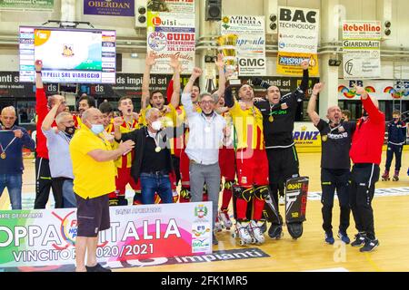 Forte Dei Marmi, Italien. April 2021. Finale des Italienischen Pokals, A1 Series Eisbahn Hockey, Forte dei Marmi - Lodi. Das Team von Lodi feiert den Sieg nach den Elfmeterschießen (Foto: Federico Neri/Pacific Press) Quelle: Pacific Press Media Production Corp./Alamy Live News Stockfoto