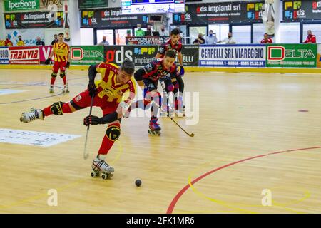 Forte Dei Marmi, Italien. April 2021. Finale des Italienischen Pokals, A1 Series Eisbahn Hockey, Forte dei Marmi - Lodi. Illuzzi, der Kapitän von Lodi, schießt auf dem Tor (Foto: Federico Neri/Pacific Press) Quelle: Pacific Press Media Production Corp./Alamy Live News Stockfoto