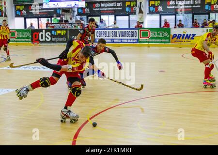 Forte Dei Marmi, Italien. April 2021. Finale des Italienischen Pokals, A1 Series Eisbahn Hockey, Forte dei Marmi - Lodi. Illuzzi, der Kapitän von Lodi, schießt auf dem Tor (Foto: Federico Neri/Pacific Press) Quelle: Pacific Press Media Production Corp./Alamy Live News Stockfoto