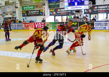 Forte Dei Marmi, Italien. April 2021. Finale des Italienischen Pokals, A1 Series Eisbahn Hockey, Forte dei Marmi - Lodi. Torner, Spieler von Lodi, schießt auf das Tor (Foto: Federico Neri/Pacific Press) Quelle: Pacific Press Media Production Corp./Alamy Live News Stockfoto