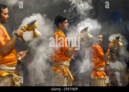 Varanasi, Indien - 2021. April: Hindu-Priester führen am 5. April 2021 in Varanasi das religiöse Ritual von Ganga Aarti auf dem Dashashwamedh Ghat durch. Stockfoto