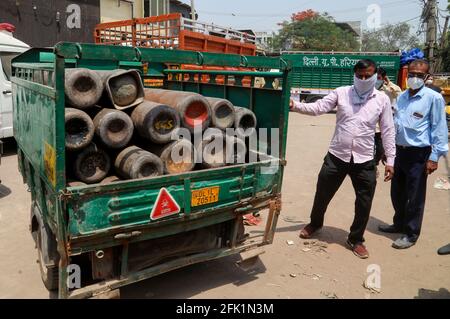 Neu-Delhi, Indien. April 2021. Eine Auto-Rikscha lädt leere Sauerstoffflaschen zum Nachfüllen, da die Nachfrage nach Sauerstoff angesichts einer Zunahme der Coronavirus-Pandemie außerhalb des Sauerstoffnachfüllzentrums im Narayana Industrial Area in Neu-Delhi steigt. Den Krankenhäusern in Indien geht während der zweiten Welle der Covid-19-Pandemie die Sauerstoffversorgung für die Covid-19-Patienten aus. Kredit: SOPA Images Limited/Alamy Live Nachrichten Stockfoto