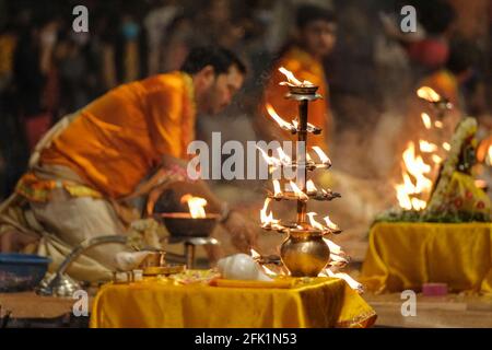 Varanasi, Indien - 2021. April: Hindu-Priester führen am 5. April 2021 in Varanasi das religiöse Ritual von Ganga Aarti auf dem Dashashwamedh Ghat durch. Stockfoto