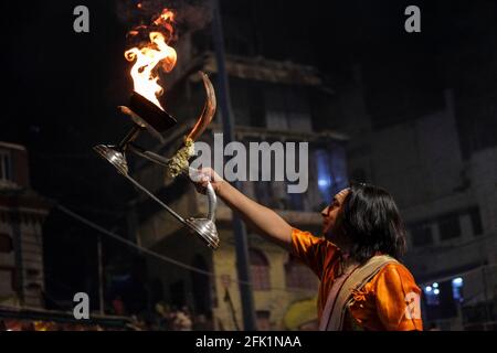 Varanasi, Indien - 2021. April: Hindu-Priester, der am 5. April 2021 in Indien das religiöse Ritual von Ganga Aarti im Dashashwamedh Ghat in Varanasi durchführt Stockfoto