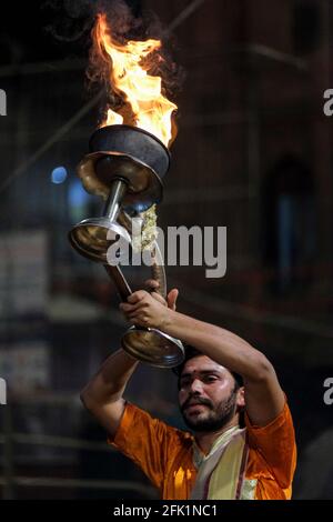 Varanasi, Indien - 2021. April: Hindu-Priester, der am 5. April 2021 in Indien das religiöse Ritual von Ganga Aarti im Dashashwamedh Ghat in Varanasi durchführt Stockfoto