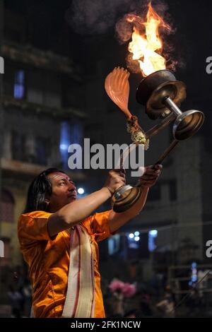 Varanasi, Indien - 2021. April: Hindu-Priester, der am 5. April 2021 in Indien das religiöse Ritual von Ganga Aarti im Dashashwamedh Ghat in Varanasi durchführt Stockfoto
