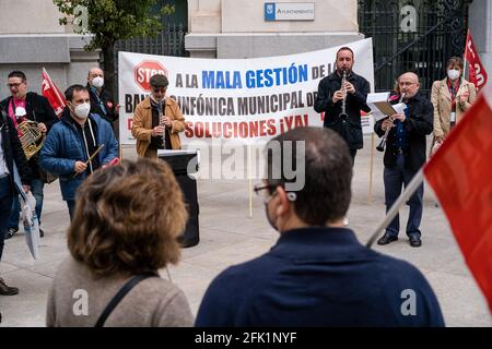 Madrid, Spanien. April 2021. Eine Gruppe protestierender Musiker tritt während der Demonstration auf.die Symphonic Band in Madrid protestiert vor dem Rathaus gegen die schlechte Situation, die sie erleben, und macht den Stadtrat von Madrid und den Bürgermeister Jose Luis Martinez-Almeida von der Volkspartei darauf aufmerksam, sie nicht zu unterstützen. Kredit: SOPA Images Limited/Alamy Live Nachrichten Stockfoto