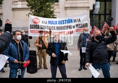 Madrid, Spanien. April 2021. Eine Gruppe von Musikern singt Slogans während der Demonstration.die Symphonic Band in Madrid protestiert vor dem Rathaus gegen die schlechte Situation, in der sie sich befinden, und macht den Stadtrat von Madrid und den Bürgermeister Jose Luis Martinez-Almeida von der Volkspartei darauf aufmerksam, sie nicht zu unterstützen. Kredit: SOPA Images Limited/Alamy Live Nachrichten Stockfoto