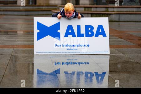 Dundee, Schottland, Großbritannien. 27. April 2021. Alex Salmond, der Vorsitzende der Alba-Partei, trifft in Dundee, einer heute stark für die Unabhängigkeit engagierten Stadt, lokale YES-Aktivisten und Unterstützer. Iain Masterton/Alamy Live News Stockfoto