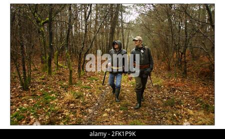 Wildschweinjagd in 'CHASSE DE LA LOIRE' in Frankreich....Chefkoch von Caprice Holdings Ltd. Mark Hix auf einem Jagdausflug nach Chasse de la Loire, Gastgeber Niels Bryan-Low führt Mark durch den Wald auf der Suche nach Wildschwein.pic David Sandison 2/3/2003 Stockfoto