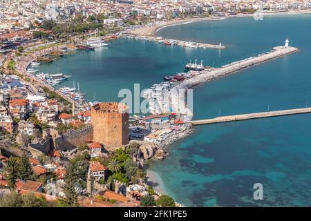 Hochwinkelansicht des historischen Kizil Kule, Red Tower, in der Burg von Alanya während der Tage der Coronavirus-Pandemie in Alanya, Antalya, Türkei. Stockfoto