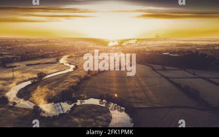 Sonnenaufgang über dem Dove Valley an der Grenze zu Staffordshire/Derbyshire Stockfoto