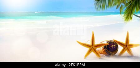 Konzept für Hochzeitsfeier oder Flitterwochen. Liebe am Strand Symbol; tropischer Urlaub Hintergrund. Stockfoto