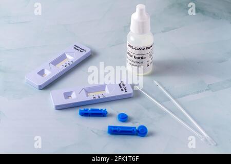 Elemente, die für die Durchführung von zwei schnellen Antikörpertests gegen COVID-19 erforderlich sind SARS-COV-2 Stockfoto