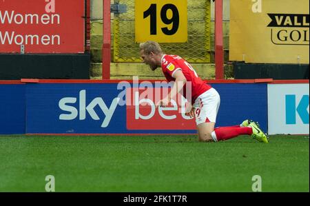 London, Großbritannien. April 2021. Jayden Stockley von Charlton Athletic feiert, nachdem er am 27. April 2021 im Sky Bet League 1 hinter verschlossenen Türen zwischen Charlton Athletic und Crewe Alexandra in The Valley, London, England, das Eröffnungstor mit einem Tauchkopf erzielt hat. Foto von Alan Stanford/Prime Media Images. Quelle: Prime Media Images/Alamy Live News Stockfoto