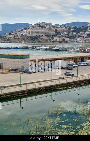 Luftaufnahme vom Torhaus des Schlosses des Fischmarktes der Stadt Peñíscola in Castellón (Valencianische Gemeinschaft). Charmante Stadt Spanien Stockfoto