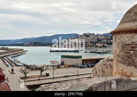 Luftaufnahme vom Torhaus des Schlosses des Fischmarktes der Stadt Peñíscola in Castellón (Valencianische Gemeinschaft). Charmante Stadt Spanien Stockfoto