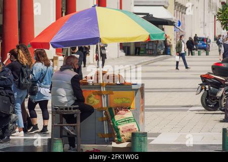 Thessaloniki Griechisch rund Sesam Bagel Street Verkauf. Outdoor-Händler auf Stand Verkauf von traditionellen knusprig gebackenen Koulouri Thessalonikis. Stockfoto