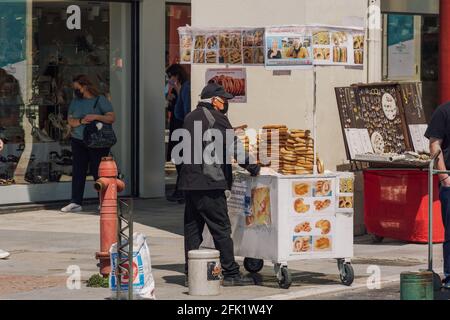 Thessaloniki Griechisch rund Sesam Bagel Street Verkauf. Outdoor-Händler auf Stand Verkauf von traditionellen knusprig gebackenen Koulouri Thessalonikis. Stockfoto