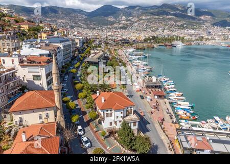 Blick von der Küste der Bucht von Alanya während des Ausbruchs des Coronavirus am 3. April 2021. Alanya, ehemals Alaiye, ist eine Badeortstadt. Stockfoto