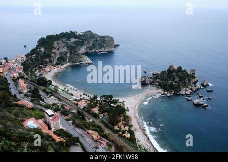 Insel Isola Bella und die Halbinsel Grotta Azzurra in der Nähe von Taormina auf Sizilien, Italien. Bekannt als die Perle des Ionischen Meeres. Stockfoto