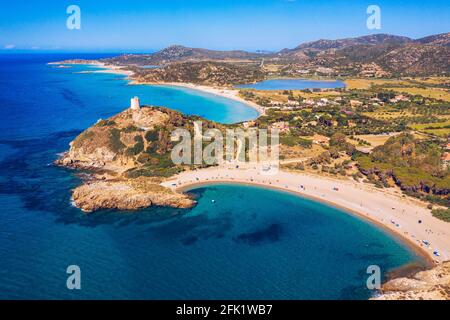 Torre di Chia Blick von fliegender Drohne. Acropoli di Bithia mit Turm Torre di Chia im Hintergrund. Luftaufnahme der Insel Sardinien, Italien, Europa. Panora Stockfoto