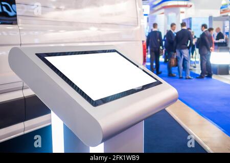 Elektronischer Multimedia Tablet-Kiosk mit weißem Display auf der Ausstellung Stockfoto