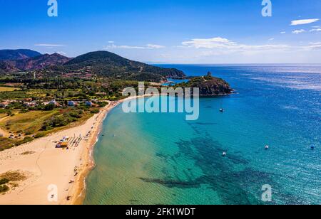 Panorama der wunderschönen Strände von Chia, Sardinien, Italien. Blick auf die wunderschöne Bucht von Chia und die wunderschönen Strände, Insel Sardinien, Italien. Wunderschönes Meer und Stockfoto