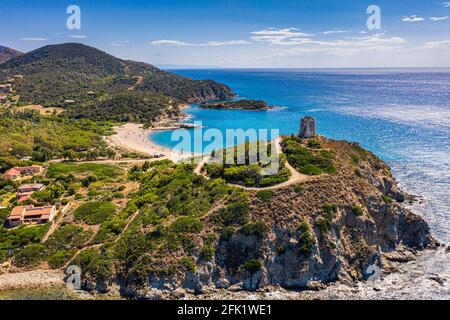 Torre di Chia Blick von fliegender Drohne. Acropoli di Bithia mit Turm Torre di Chia im Hintergrund. Luftaufnahme der Insel Sardinien, Italien, Europa. Panora Stockfoto