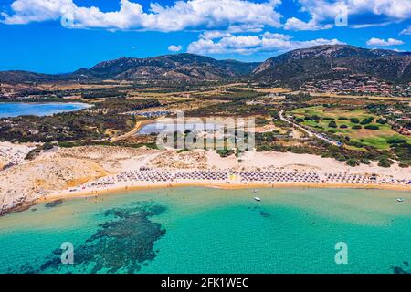 Panorama der wunderschönen Strände von Chia, Sardinien, Italien. Blick auf die wunderschöne Bucht von Chia und die wunderschönen Strände, Insel Sardinien, Italien. Wunderschönes Meer und Stockfoto