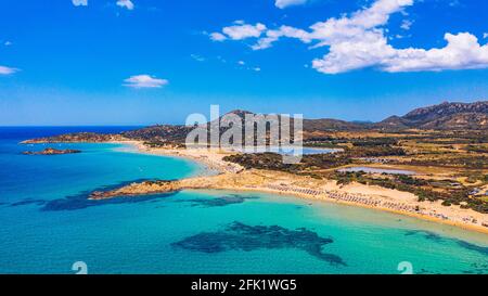 Torre di Chia Blick von fliegender Drohne. Acropoli di Bithia mit Turm Torre di Chia im Hintergrund. Luftaufnahme der Insel Sardinien, Italien, Europa. Panora Stockfoto