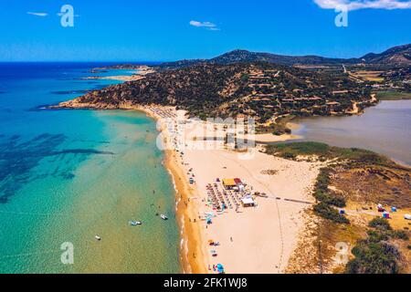 Panorama der wunderschönen Strände von Chia, Sardinien, Italien. Blick auf die wunderschöne Bucht von Chia und die wunderschönen Strände, Insel Sardinien, Italien. Wunderschönes Meer und Stockfoto