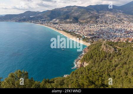 Luftaufnahme des Kleopatra-Strandes während der Tage der Coronavirus-Pandemie in Alanya, Antalya, Türkei, am 2. April 2021. Stockfoto