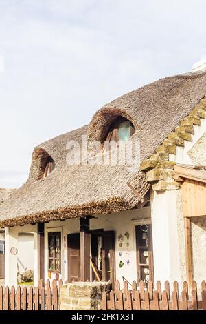 Altes Bauernhaus mit Strohdach. Becher und Teller werden verkauft, Tihany, Kreis Veszprem, Zentral-Transdanubien, Ungarn, Stockfoto