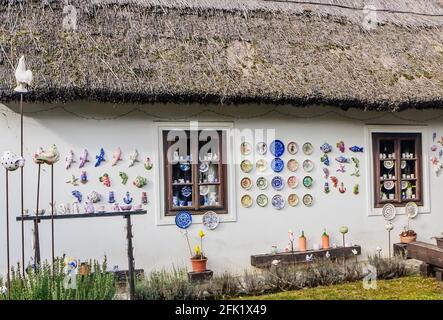 Altes Bauernhaus mit Strohdach. Becher und Teller werden verkauft, Tihany, Kreis Veszprem, Zentral-Transdanubien, Ungarn, Stockfoto