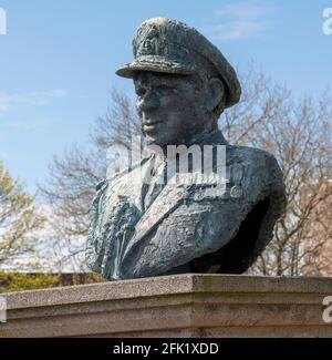 Büste des ehemaligen Admirals der Flotte John David Elliott Fieldhouse Baron Fieldhouse of Gosport in Falklands Gardens, Gosport, Hampshire, England, Großbritannien. Stockfoto
