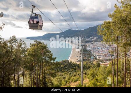 Hochwinkelansicht der Alanya-Seilbahn und des Kleopatra-Strandes im Hintergrund in Alanya, Antalya, Türkei am 3. April 2021. Stockfoto