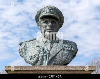Büste des ehemaligen Admirals der Flotte John David Elliott Fieldhouse Baron Fieldhouse of Gosport in Falklands Gardens, Gosport, Hampshire, England, Großbritannien. Stockfoto