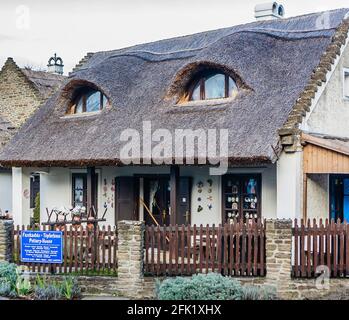 Altes Bauernhaus mit Strohdach. Becher und Teller werden verkauft, Tihany, Kreis Veszprem, Zentral-Transdanubien, Ungarn, Stockfoto