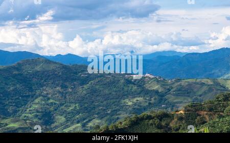 Wunderschöne kolumbianische Naturlandschaften, Städte, blauer Himmel, Tiere in ihrem natürlichen Lebensraum. Stockfoto