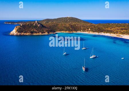 Torre di Porto Giunco Turm und Simius Strand in der Nähe von Villasimius, Sardinien, Italien. Blick von fliegender Drohne. Torre di Porto Giunco Turm auf Carbonara Kap. Stockfoto