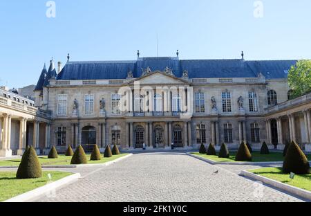 Das Nationalarchiv befindet sich seit 1808 in einer Gruppe von Gebäuden, bestehend aus dem Hotel de Soubise und dem Hotel de Rohan im Stadtteil Le Marais. Paris . Stockfoto