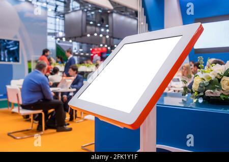 Elektronischer Multimedia Tablet-Kiosk mit weißem Display auf der Ausstellung Stockfoto