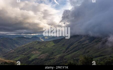 Wunderschöne kolumbianische Naturlandschaften, Städte, blauer Himmel, Tiere in ihrem natürlichen Lebensraum. Stockfoto