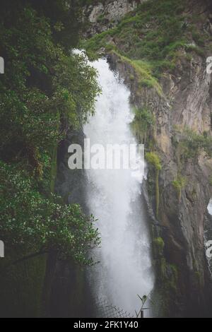 Ein schöner Wasserfall mitten im Wald in der Nähe des Staates Puebla, mitten im grünen Wald fällt ein Wasserfall mehr als 100 Meter. Stockfoto