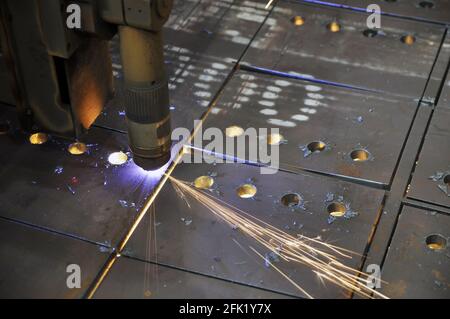 Schneiden von Metallen. Technologischer Prozess des Schneidens von Blech mit einer Plasmaschneidemaschine. Stockfoto