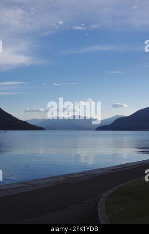 Schweizer Gebiet des Lago Maggiore, Wolken und Berge Stockfoto