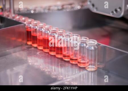 Pharmazeutisches Technologiekonzept - Förderband mit Glasflaschen Stockfoto