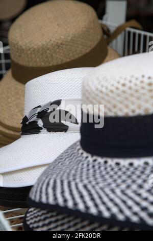 Viele verschiedene stilvolle Frauen Strohhüte Stockfoto